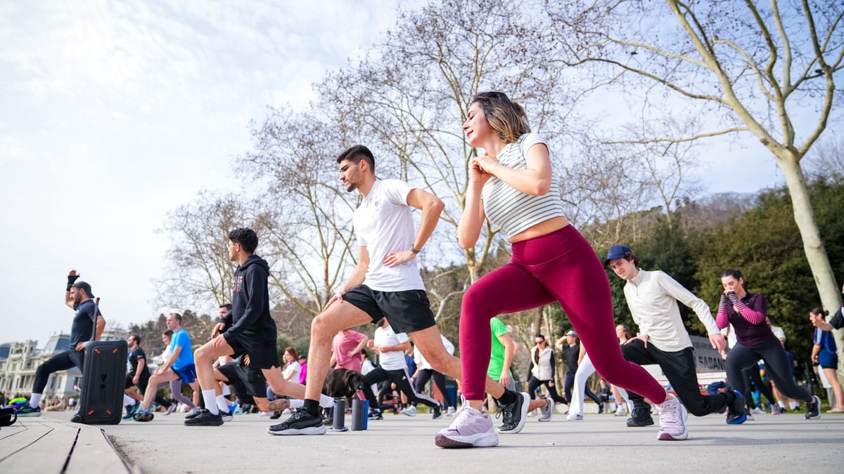 Group of adults in a fitness class outdoors in İstiklal Park, İstanbul.